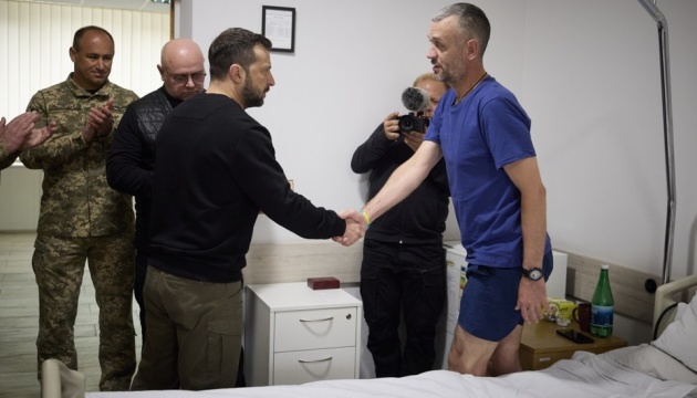 Zelensky visits wounded servicemen 