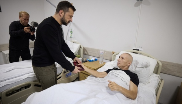 Selenskyj besucht verwundete Soldaten in Krankenhaus