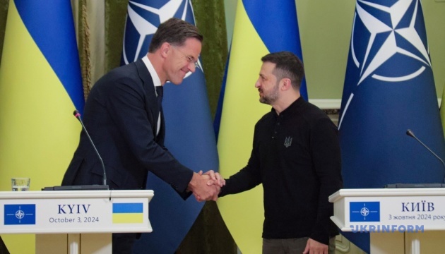 Selenskyj bei Treffen mit Rutte: Ukraine ist auf Einladung zur Nato konzentriert