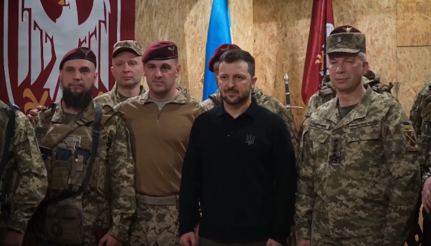 Zelensky se reúne con los militares que luchan en la región de Kursk