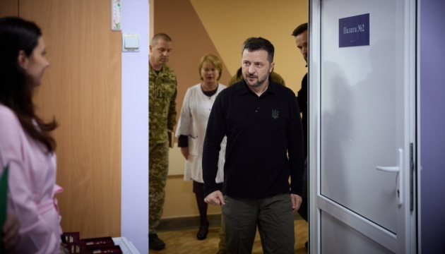 Zelensky visita a los soldados heridos en el hospital de Sumy