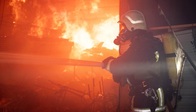 In Odessa durch nächtlichen Beschuss Lagerhallen und Lastwagen beschädigt, ein Mann verletzt