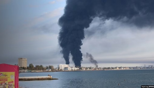 フェオドシヤの石油ターミナル、３基のタンクが炎上＝ソーシャルメディア