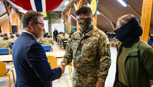 El ministro de Defensa de Noruega visita un centro de entrenamiento de militares ucranianos