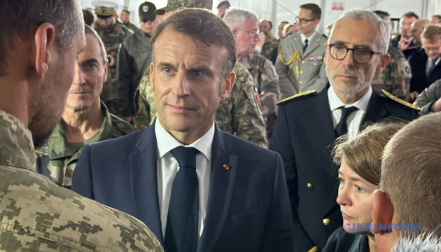 Macron besucht ukrainische Soldaten, die in Frankreich ausgebildet werden