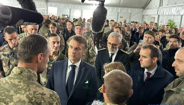 Macron visits Ukrainian soldiers undergoing training in France