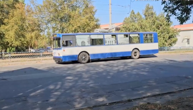 Влада показала наслідки обстрілу Херсона - понівечений автоцентр, тролейбусна мережа