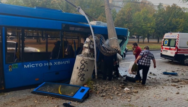 Кількість постраждалих через зіткнення тролейбуса зі стовпом у Миколаєві зросла до 15