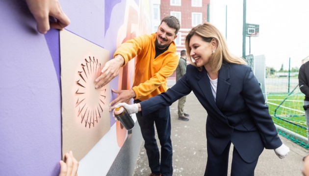 Fundación Olena Zelenska restaura el estadio de Gostomel