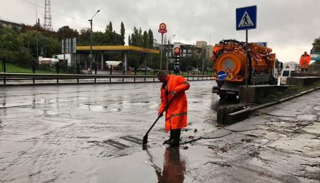 На вулиці Одеси через негоду вивели аварійні бригади