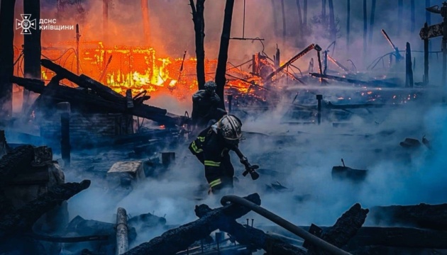 Під Києвом виникла масштабна пожежа, горів ресторанний комплекс