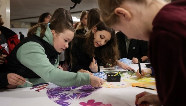 Kharkiv children create painting in metro station for Artist’s Day