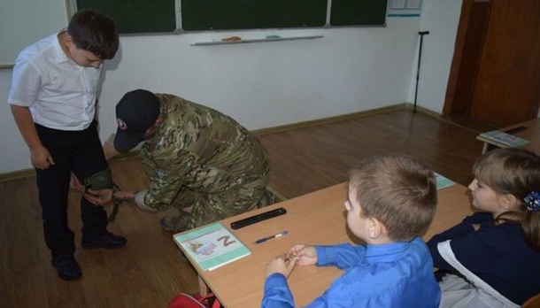 На ТОТ Луганщини школярам роздають буклети, як правильно спілкуватися з окупантами