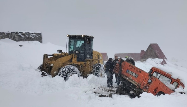 На півночі Туреччини шестеро людей потрапили у снігову пастку