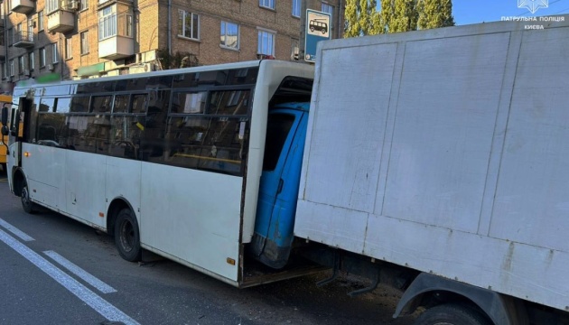 У Києві вантажівка влетіла в маршрутку, дев'ятеро постраждалих