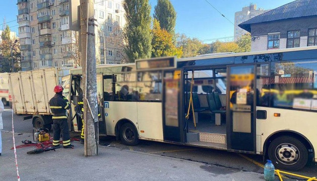 ДТП з маршруткою у Києві: загинула літня жінка, ще п’ятеро травмовані