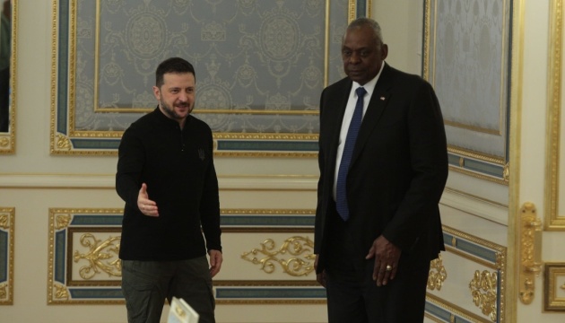 En visite à Kyiv, Lloyd Austin annonce une nouvelle aide militaire de 400 millions à l’Ukraine 