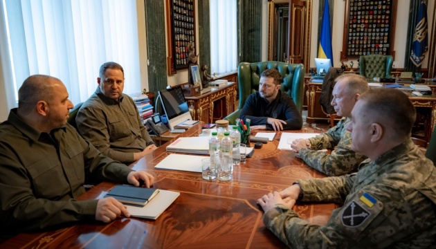 Zelensky escucha el informe de Syrsky sobre la situación en el frente