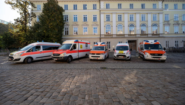 «Культурний конвой»: німецькі волонтери передали 10 карет швидкої допомоги