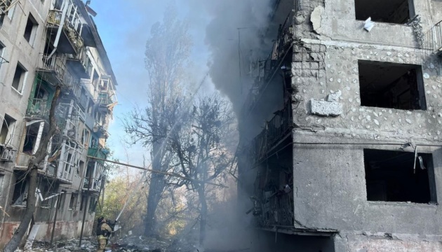 Russians dropped guided bombs on five-story building in Myrnohrad - one killed, two wounded