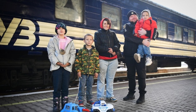 На Запоріжжі з-під обстрілів евакуювали сім’ю з трьома дітьми