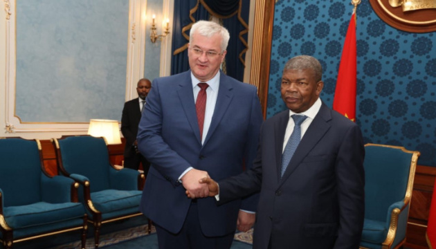 Le ministre ukrainien des Affaires étrangères reçu par le président de l’Angola 