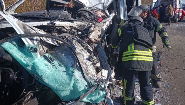 На Донеччині маршрутка зіткнулася з вантажівкою - один загиблий, десятеро постраждалих