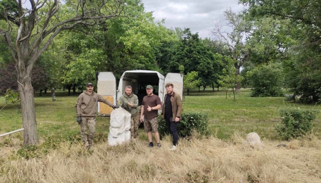 Як бійці Третьої штурмової з волонтерами рятують половецьких баб на Донеччині 