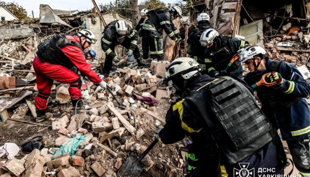 Vier Tote und sechs Verletzte in Charkiw: Rettungsarbeiten nach nächtlichem Bombenangriff beendet