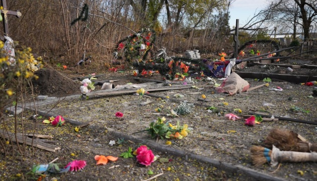 На Сумщині від російського авіаудару загинула жінка, яка прибирала могилу сина