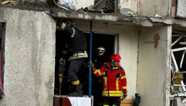 У Харкові під завалами шукають тіла підлітка та чоловіка, є ризик обрушення конструкцій