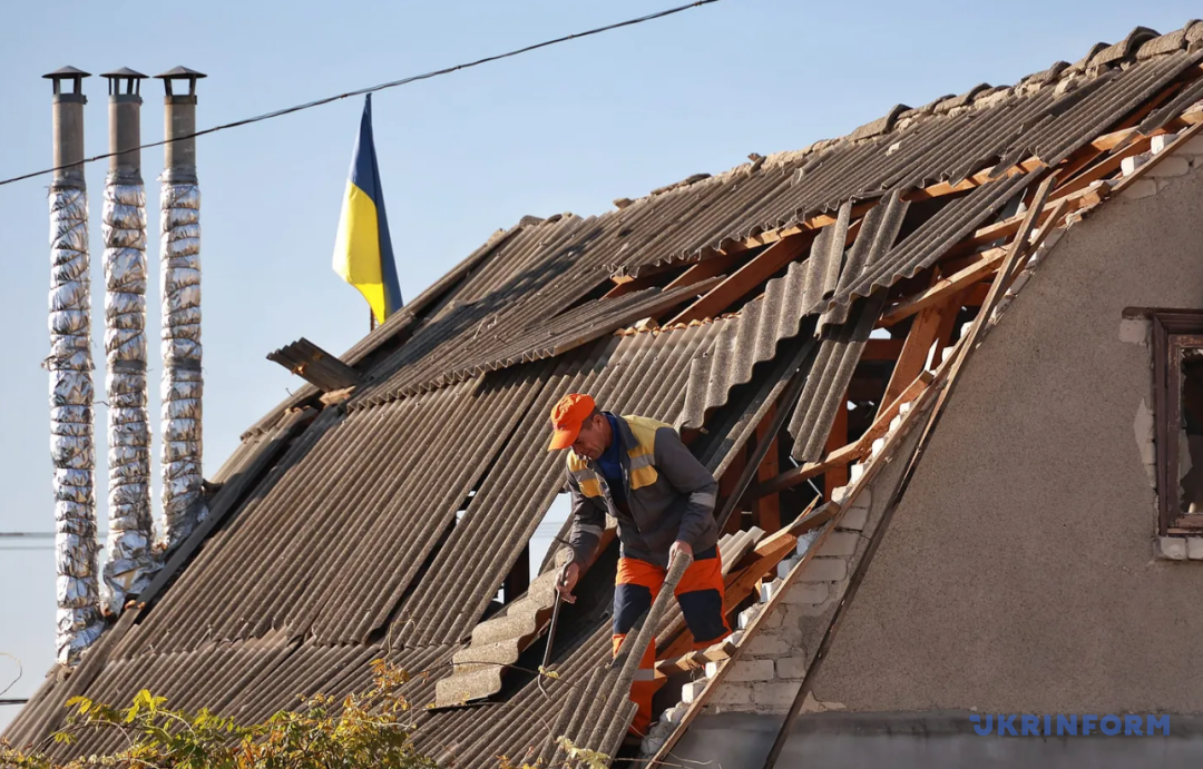 Прибирання після влучання російским БпЛА в заклад освіти Одеси, 8 листопада. Фото: Ніна Ляшонок, Укрінформ