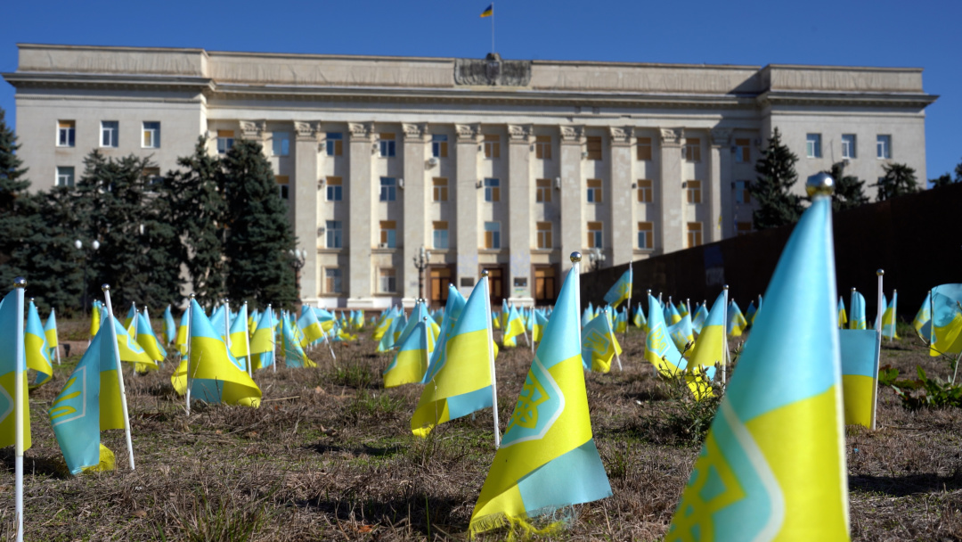 Прапорці на клумбі перед будівлею Херсонської обласної ради на пам’ять про загиблих, жовтень 2024 року. Фото: Діана Колодяжна