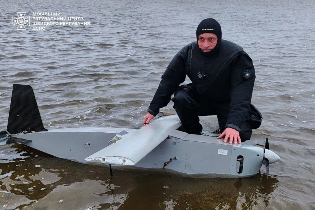 Фрагменти російського дрона піднято з дна Київського водосховища