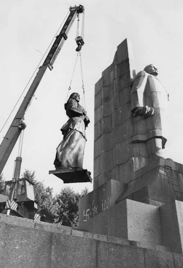 Демонтаж Леніна на Майдані, 1991 рік. Фото Укрінформу