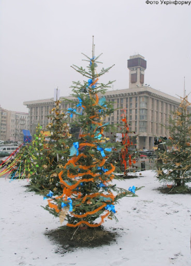 Ялинки на помаранчевому Майдані. 2004 фото Укрінформу