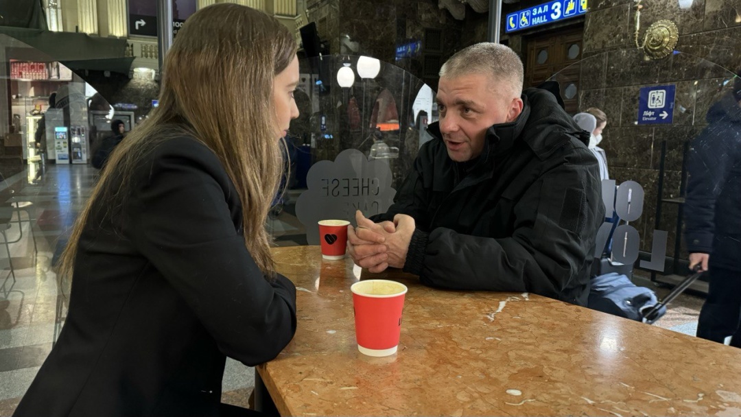 Співзасновник Центру прав людини ZMINA Максим Буткевич під час інтерв’ю. Фото: Людмила Тягнирядно