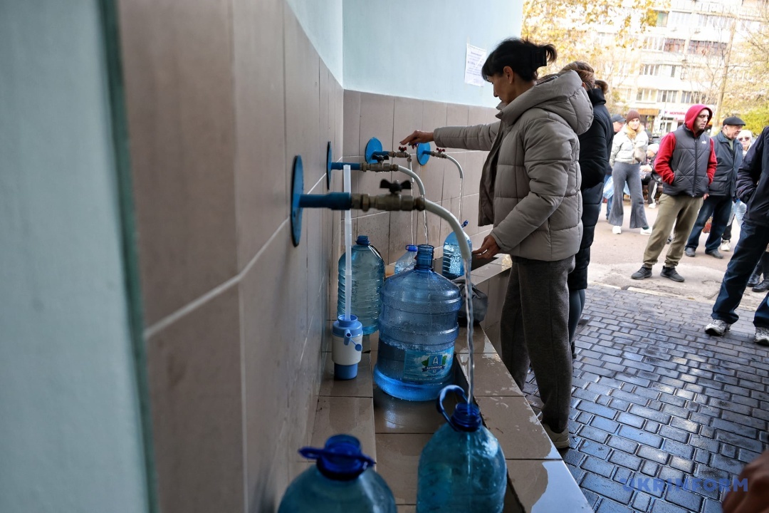 Одесити стоять в черзі за водою. Фото: Ніна Ляшонок Укрінформ