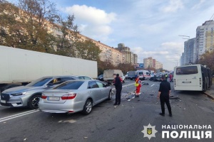 У Києві сталася ДТП за участі трьох автівок і маршрутки, є постраждалі