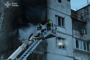 У Святошинському районі Києва двоє людей постраждали внаслідок атаки дронів