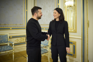 Zelensky habla con Baerbock de cómo presionar a Rusia para acelerar la llegada de la paz