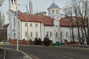 Загарбники у Маріуполі взялися за храм, розписаний «петриківкою»