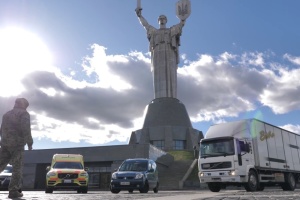 Фінські волонтери передали українським військовим медикам транспорт і обладнання