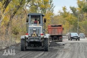 Біля Маріуполя загарбники ремонтують дорогу до Криму