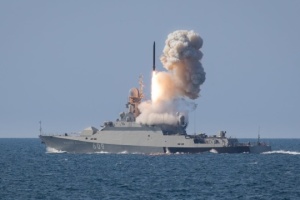 Russland hat 6 Raketenträger mit „Kalibern“ an Bord im Schwarzen Meer