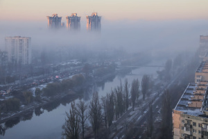 Київ накрив густий туман, на дорогах - ожеледиця