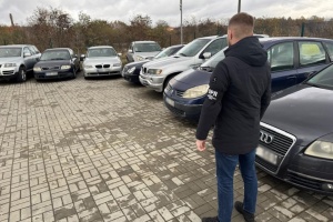 Три благодійні фонди продали понад 700 авто, які ввезли під виглядом допомоги для ЗСУ