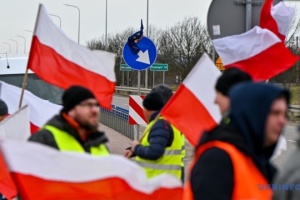 Polish farmers threaten to block entire border with Ukraine