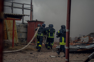 Rescuers reveal aftermath of Russian airstrike on Sumy