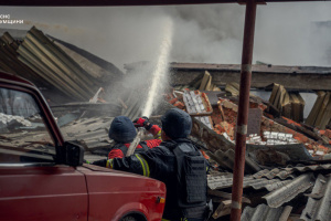 Rescuers reveal aftermath of Russian airstrike on Sumy